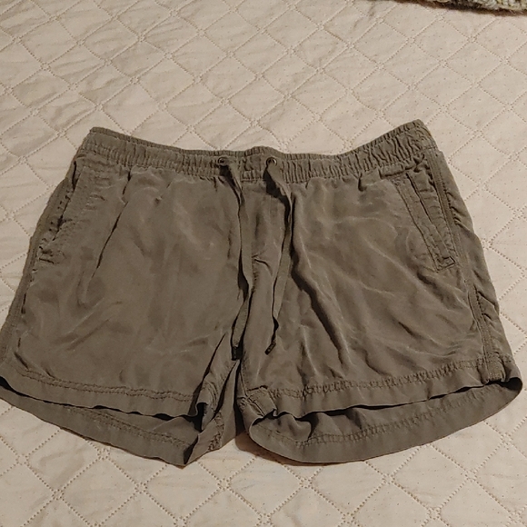 Eddie Bauer Pants - Eddie Bauer Women's sz Small Cargo Shorts in a Dark Sand Brown Shade